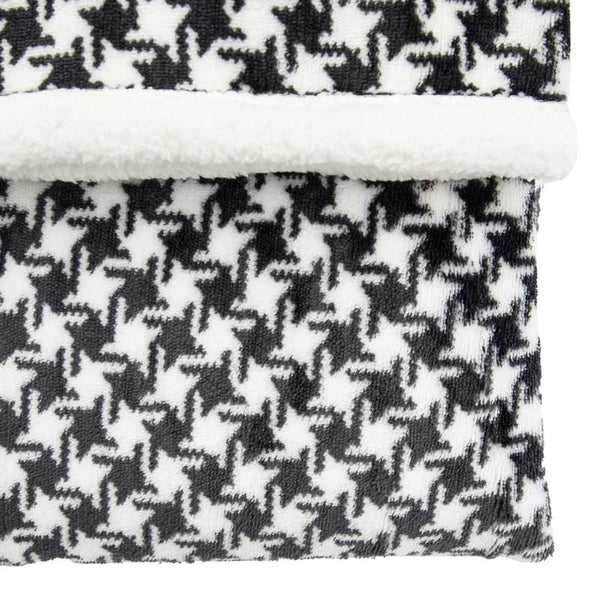 Kilburn & Scott Dogtooth Sherpa Throw in Black image 3