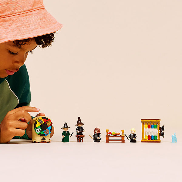 LEGO® Harry Potter™ Hogwarts™ Castle: Sorting Hat™ Ceremony (76460) image 8