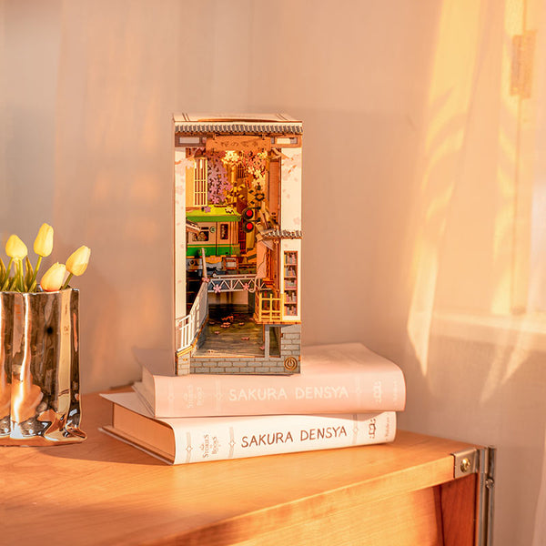 Rolife 'Sakura Densya' DIY Book Nook image 5