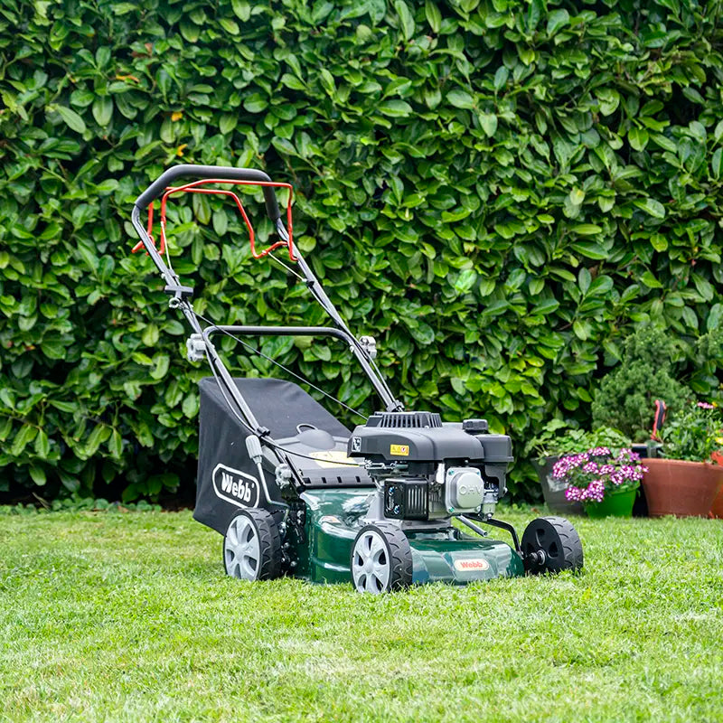 Webb Classic 41cm/16" Self Propelled Petrol Rotary Lawn Mower image 0