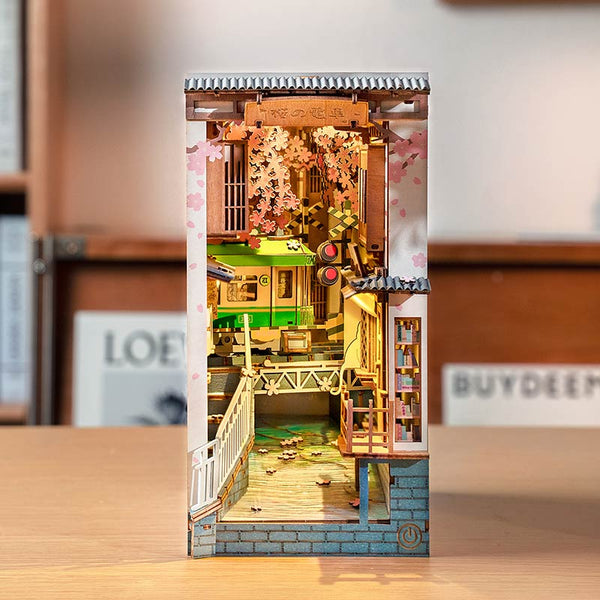 Rolife 'Sakura Densya' DIY Book Nook image 4