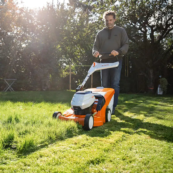 STIHL RMA 448 VC Cordless Self Propelled Lawn Mower image 2