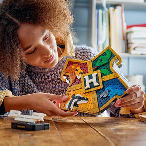 LEGO® Harry Potter™ Hogwarts™ House Crest (76462) image 8