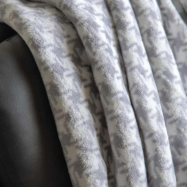 Kilburn & Scott Dogtooth Sherpa Throw in Silver image 7