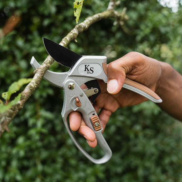 Kent & Stowe SureCut Hard Wood Ratchet Anvil Secateurs (Cutting dia. 22mm) image 2