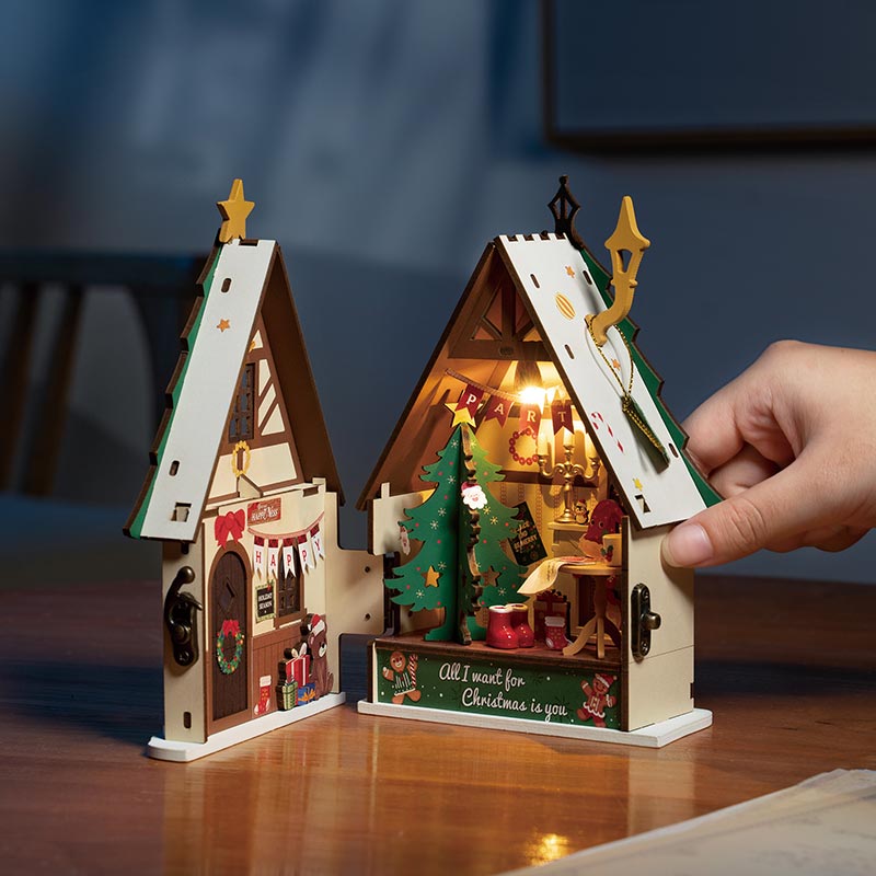 Rolife 'Twinkling Christmas House' DIY Miniature House image 0