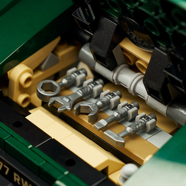 Lego Icons Jaguar E-Type 11381 Feature Boot and Tool Kit
