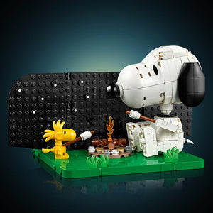 Lego Ideas Peanuts Snoopy's Doghouse 21368 Feature Snoopy and Woodstock Toasting Marshmallows