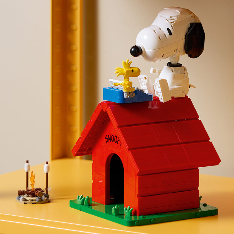 Lego Ideas Peanuts Snoopy's Doghouse 21368 Box and Product