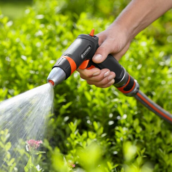 GARDENA Premium Cleaning Nozzle spraying front