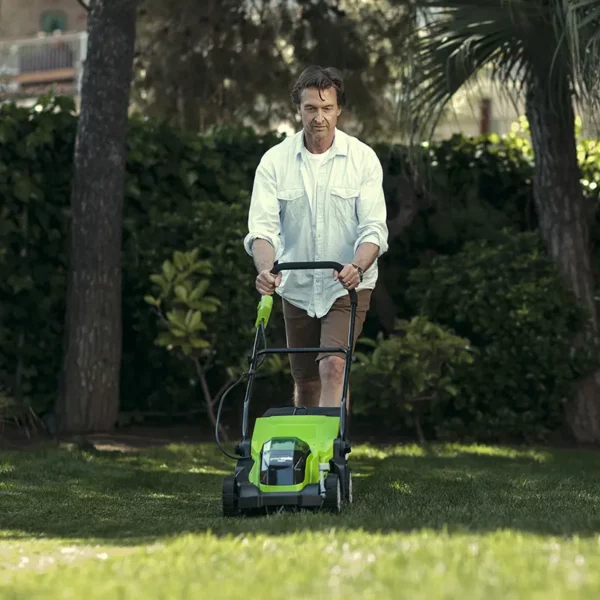 Greenworks 40V 35cm Lawnmower man mowing