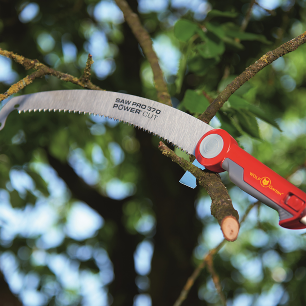 Clean cut with Wolf Garten multi-change Professional Pruning Saw & Large Telescopic Handle Set