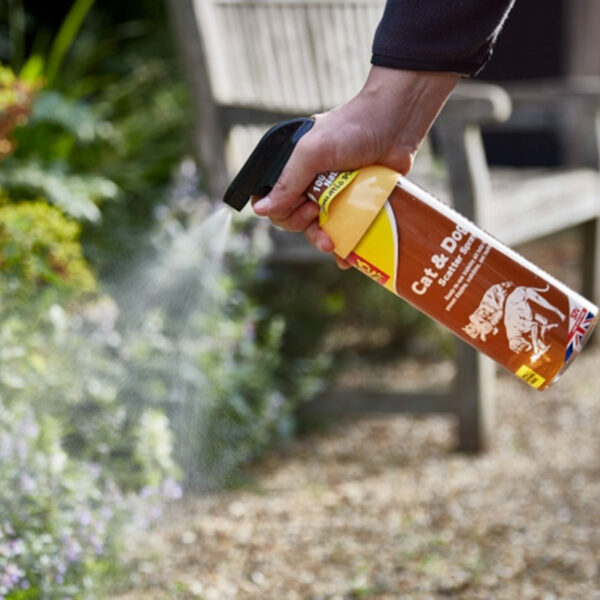 The Big Cheese Cat & Dog Scatter Spray (1 litre) lifestyle