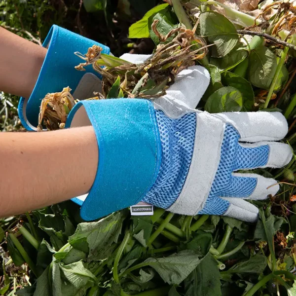 Town & Country All Round Rigger Gloves blue grabbing vegetation