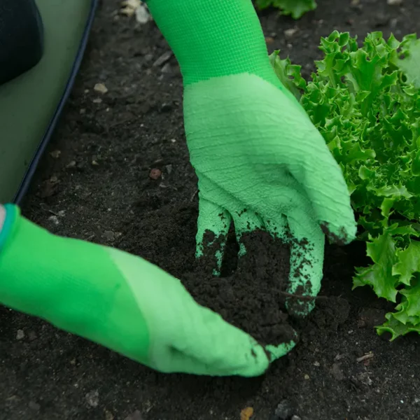 Town & Country Master Gardener Lite Gloves in soil