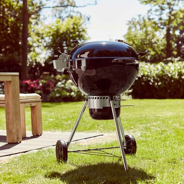 Weber Master-Touch GBS Premium E-5770 Charcoal Barbecue 57cm mood