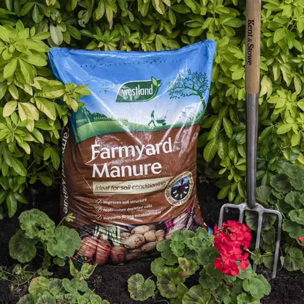 Westland Farmyard Manure (50 litres) in garden