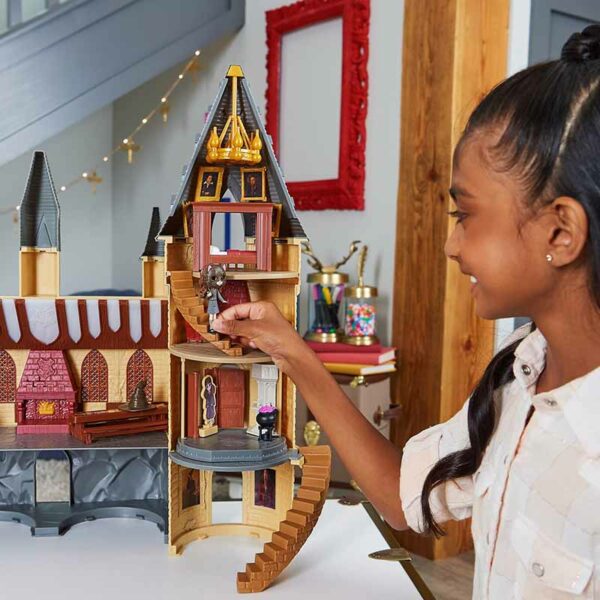 Wizarding World, Magical Minis Hogwarts Castle, Ages 5+ girl playing inside