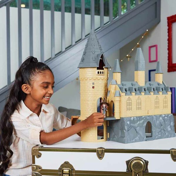 Wizarding World, Magical Minis Hogwarts Castle, Ages 5+ girl playing Hermione