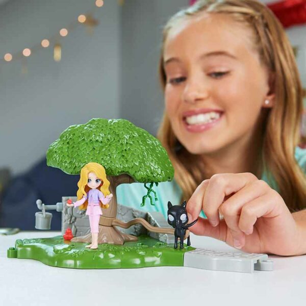 Wizarding World, Magical Minis Care of Magical Creatures Playset with Exclusive Luna Lovegood Figure, Ages 5+ girl playing