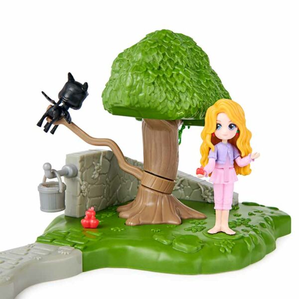 Wizarding World, Magical Minis Care of Magical Creatures Playset with Exclusive Luna Lovegood Figure, Ages 5+ flying thestrel