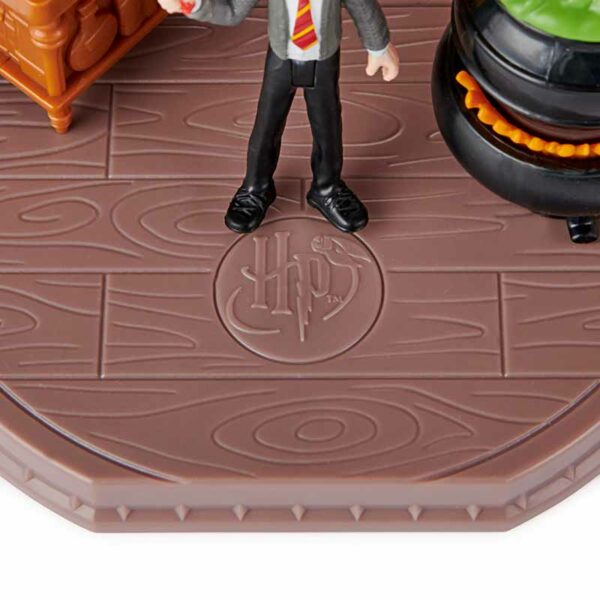 Wizarding World, Magical Minis Potions Classroom with Exclusive Harry Potter Figure and Accessories, Ages 5+ floor