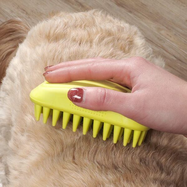 Zoon De-Tangler being used on dog